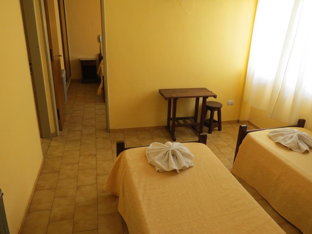 Hotel Arenales Villa Carlos Paz Habitación foto